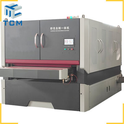 Machine d'ébavurage et de ponçage de pièces en tôle d'acier avec arrondissage des bords